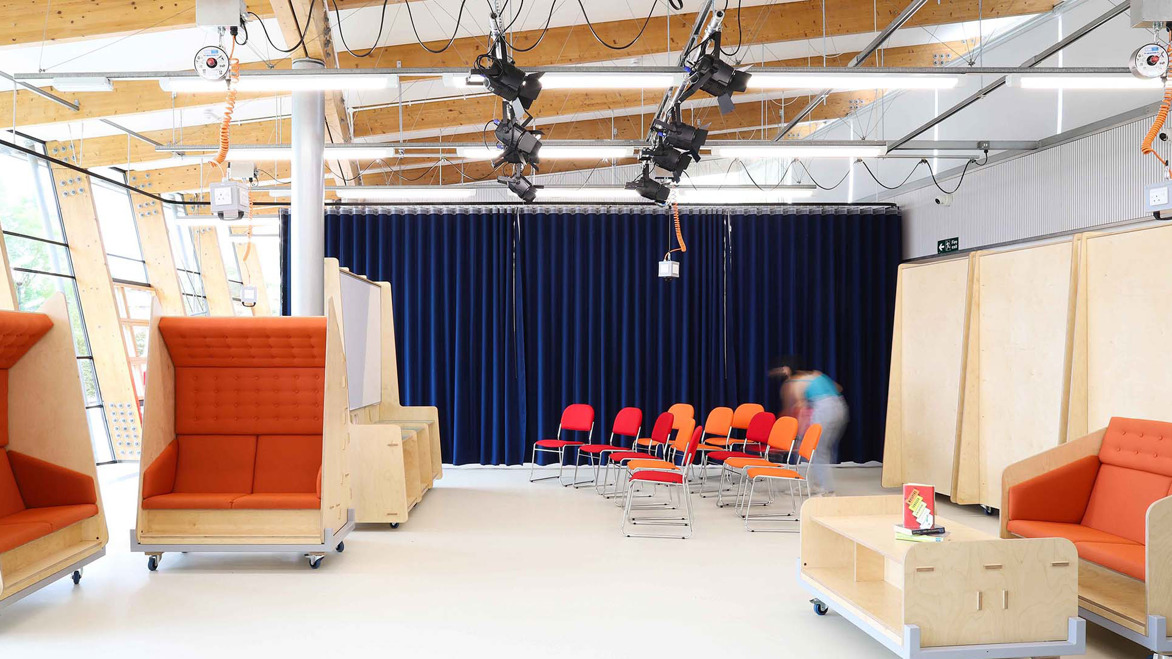 Easyspace, Cambridgeshire interactive learning room with projection screen, photographic equipment, green screen backgrounds and cosy meeting or relaxing booths