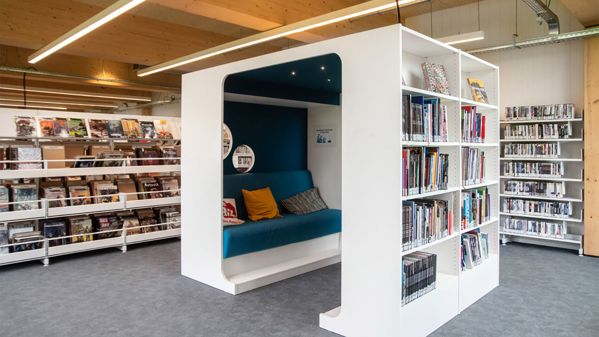 Large reading in Sint Pieters Leeuw library