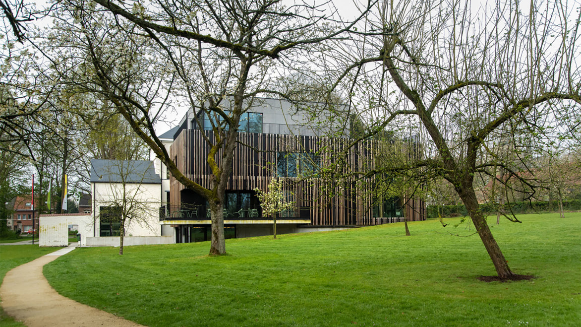 Exterior photograph of Sint Pieters Leeuw library